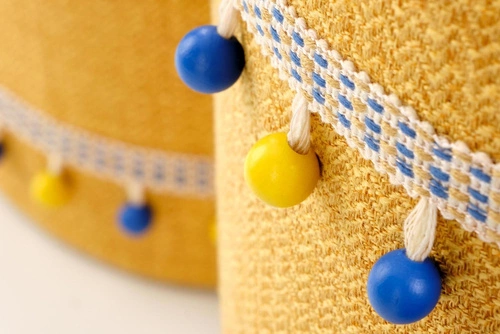 Zestaw 2 puf Eblis żółte okrągłe ze schowkiem do salonu i pokoju dziecięcego Intesi