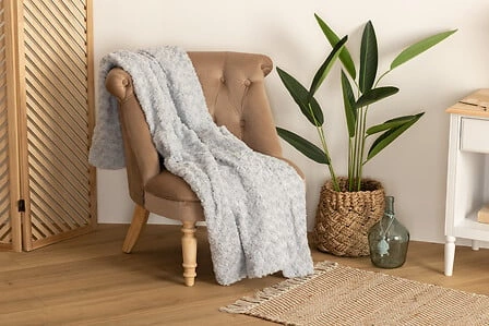 Narzuta futrzana Bouclé Atmosphera jasnoszara na łóżko do sypialni 120x160 cm