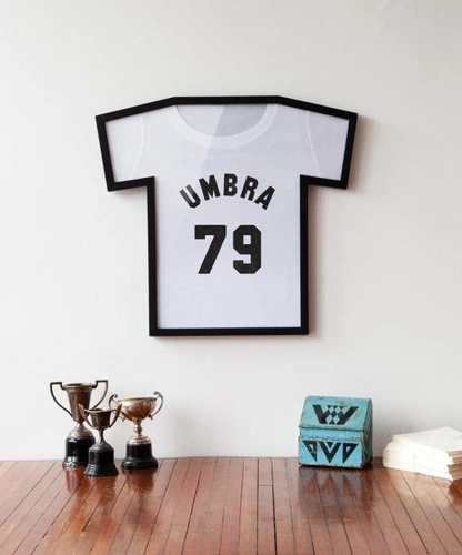 Czarna ramka na zdjęcia kolaż wisząca T-frame Umbra 50x54 nowoczesna dekoracja ścienna