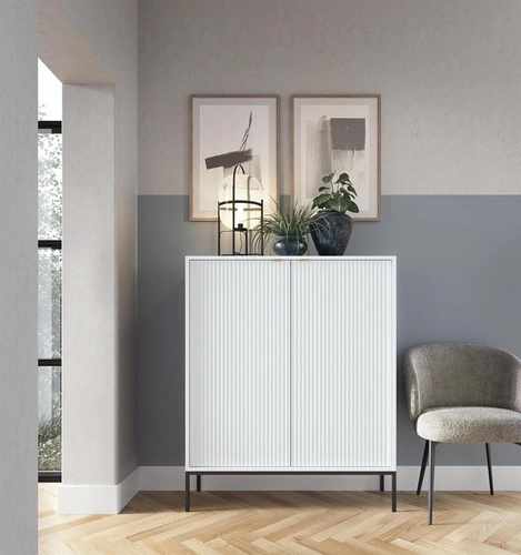Komoda biała wysoka ryflowana Delicious Intesi nowoczesna na złotych nogach do salonu 125 cm