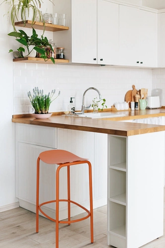 Hoker metalowy Trick 65 cm pomarańczowy nowoczesny do kuchni i wyspy bez oparcia SCAB Design
