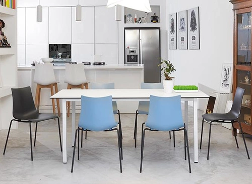 Krzesło do jadalni Zebra niebieskie nowoczesne z tworzywa sztaplowane łatwe w czyszczeniu SCAB Design