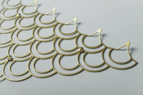 Wieszak ścienny złoty Husk M Polyhedra nowoczesny metalowy do przedpokoju 56 cm