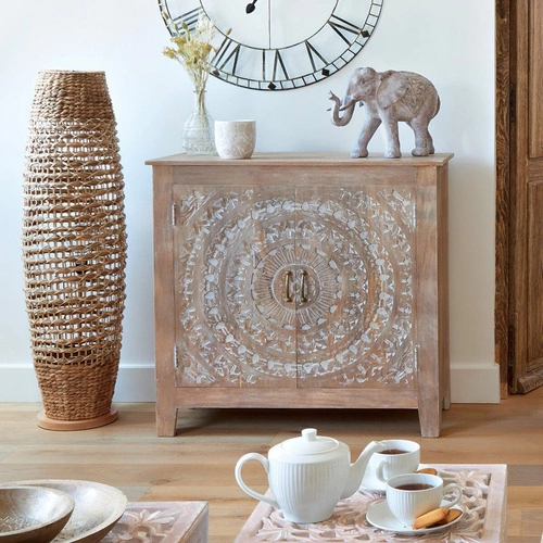 Komoda drewniana Shirel mango na nóżkach z frezowanym frontem do salonu Atmosphera 90 cm