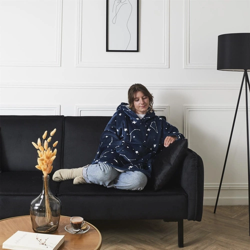 Bluzo koc z kapturem Astro granatowy ciepły polarowy do salonu i na kanapę 