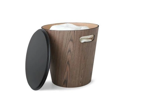 Kosz na śmieci i pojemnik do salonu Umbra Woodrow drewniany orzech czarny 42 cm