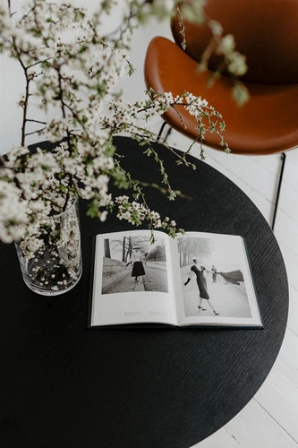 Stolik kawowy okrągły TAVLE czarny dąb 100 cm nowoczesny drewniany do salonu NORDIFRA