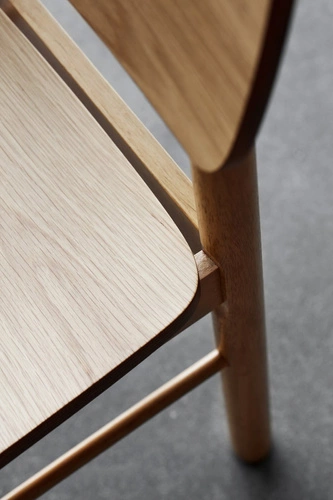 Hoker drewniany z oparciem Barlow Actona do kuchni i jadalni skandynawski dąb 74 cm