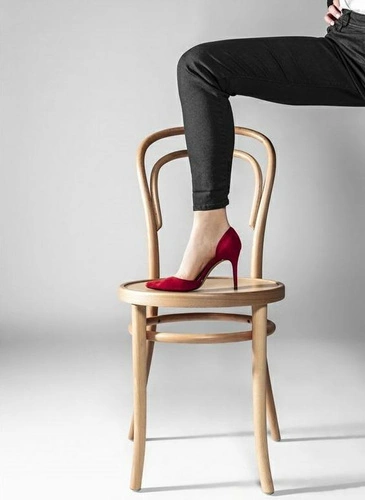 Krzesło Fameg 14 drewniane z tapicerowanym skórzanym siedziskiem personalizowane do jadalni