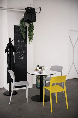 Krzesło do jadalni i ogrodu Flexi żółte Intesi nowoczesne sztaplowane łatwe w czyszczeniu