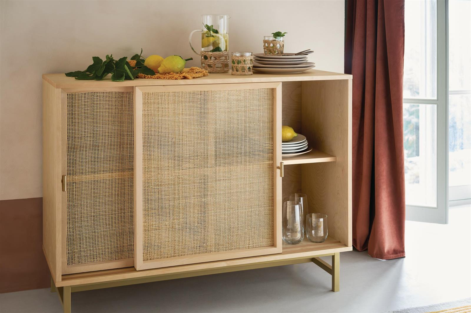 Komoda Rayo boho z rattanowymi frontami na złotych nogach 100 cm do salonu Atmosphera