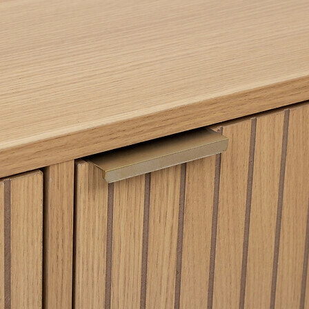 Komoda Tasso ryflowana naturalna 120 cm na złotych nogach do salonu nowoczesna Atmosphera