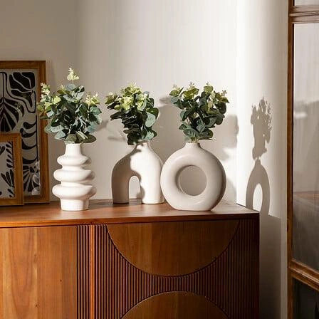 Biały nowoczesny wazon dekoracyjny Suza łuk ze sztucznym eukaliptusem 37 cm Atmosphera