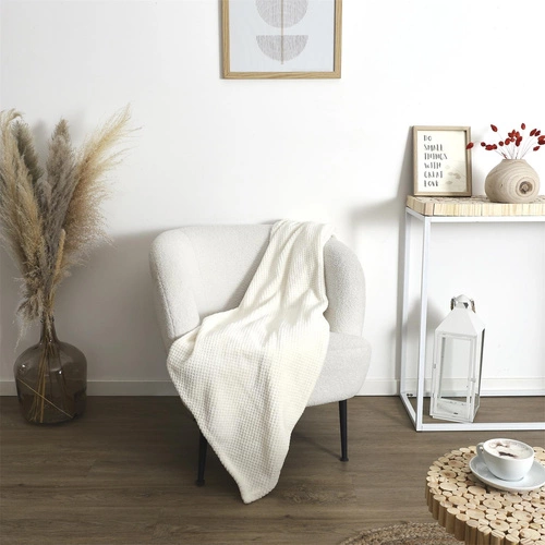Koc dekoracyjny Honeycomb kremowy 120x150 cm ciepły pled na kanapę do salonu Intesi
