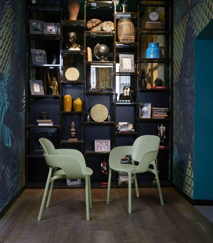 Krzesło do jadalni i na balkon z podłokietnikami Hug SCAB Design zielone sztaplowane nowoczesne