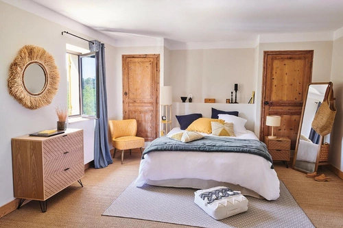 Komoda Naomi 80 cm nowoczesna z szufladami w jodełkę na czarnych nogach do salonu