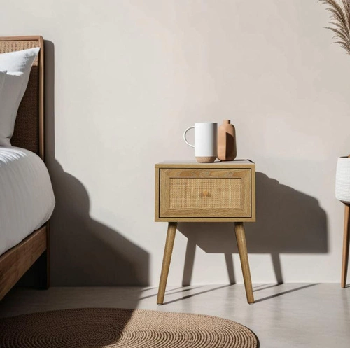 Szafka nocna boho Ballo Intesi z plecionym frontem i szufladą, naturalny dąb do sypialni