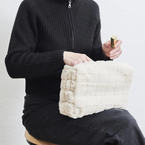 Intesi kremowy futrzany organizer podróżny na biżuterię i kosmetyki zapinany na suwak