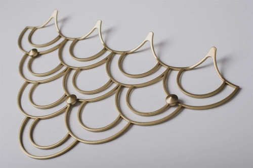 Nowoczesny wieszak ścienny do przedpokoju Husk S Gold złoty metalowy POLYHEDRA