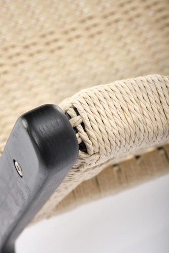 Fotel rattanowy Datura Intesi do salonu czarny nowoczesny skandynawski z drewna