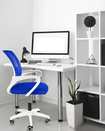 Fotel biurowy ergonomiczny Splash Intesi niebieski siatkowy obrotowy z podłokietnikami do biurka