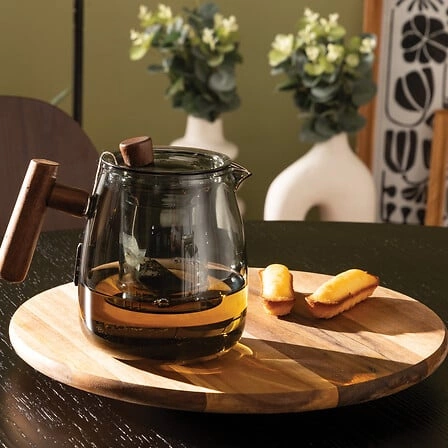 Imbryk Twisted Lime 800 ml marki 5five simply smart to eleganckie i praktyczne naczynie do parzenia herbaty i ziół, wykonane z trwałego szkła borokrzemowego w odcieniu szarego szkła. Połączenie klasycznego designu z nowoczesnym 