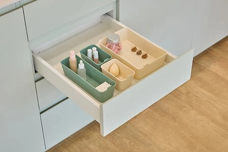 Zestaw 4 pudełek plastikowych Arche do szuflady na drobiazgi taupe i zielone 5five