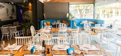 Fotel drewniany Fameg Windsor do salonu retro niebieski z podłokietnikami buk premium