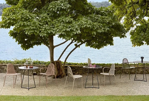 Krzesło metalowe Malvasia Arm zielone jasne nowoczesne do jadalni i na taras z podłokietnikami