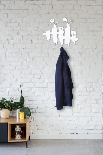 Wieszak ścienny do przedpokoju na klucze i kurtki biały metalowy Koty Intesi nowoczesny