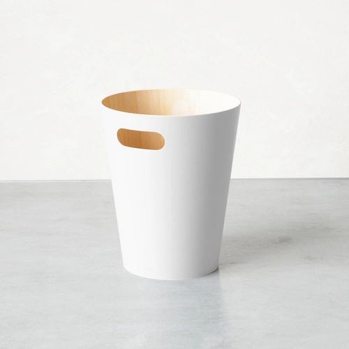 Kosz na śmieci biurowy drewniany Woodrow Umbra biały 7,5L nowoczesny design