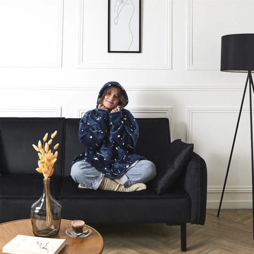 Bluzo koc z kapturem Astro granatowy ciepły polarowy do salonu i na kanapę 