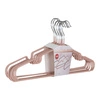 Zestaw 10 metalowych wieszaków na ubrania do szafy Messa różowy nowoczesny Intesi
