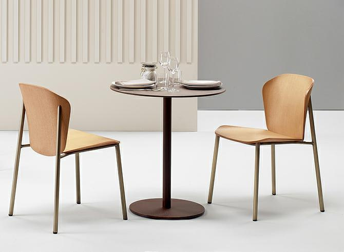 Krzesło do jadalni Finn SCAB Design nowoczesne drewniane szare z metalowymi nogami sztaplowane