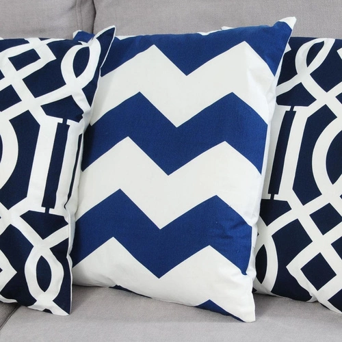 Poduszka dekoracyjna Chevron 40x40 bawełniana do salonu i sypialni biało-granatowa