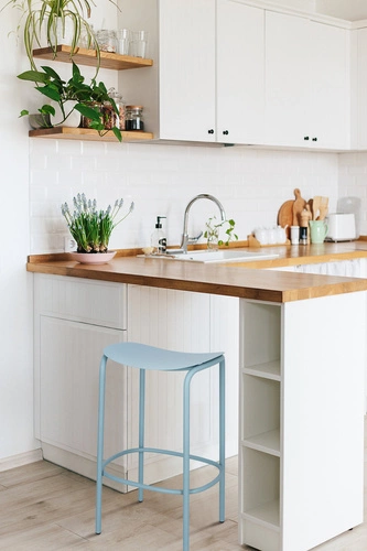 Hoker metalowy Trick niebieski 65 cm nowoczesny bez oparcia do kuchni i wyspy SCAB Design
