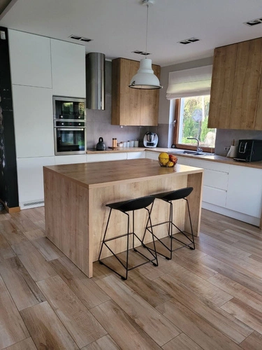 Hoker Molly czarny nowoczesny z oparciem do kuchni i wyspy 66 cm Intesi