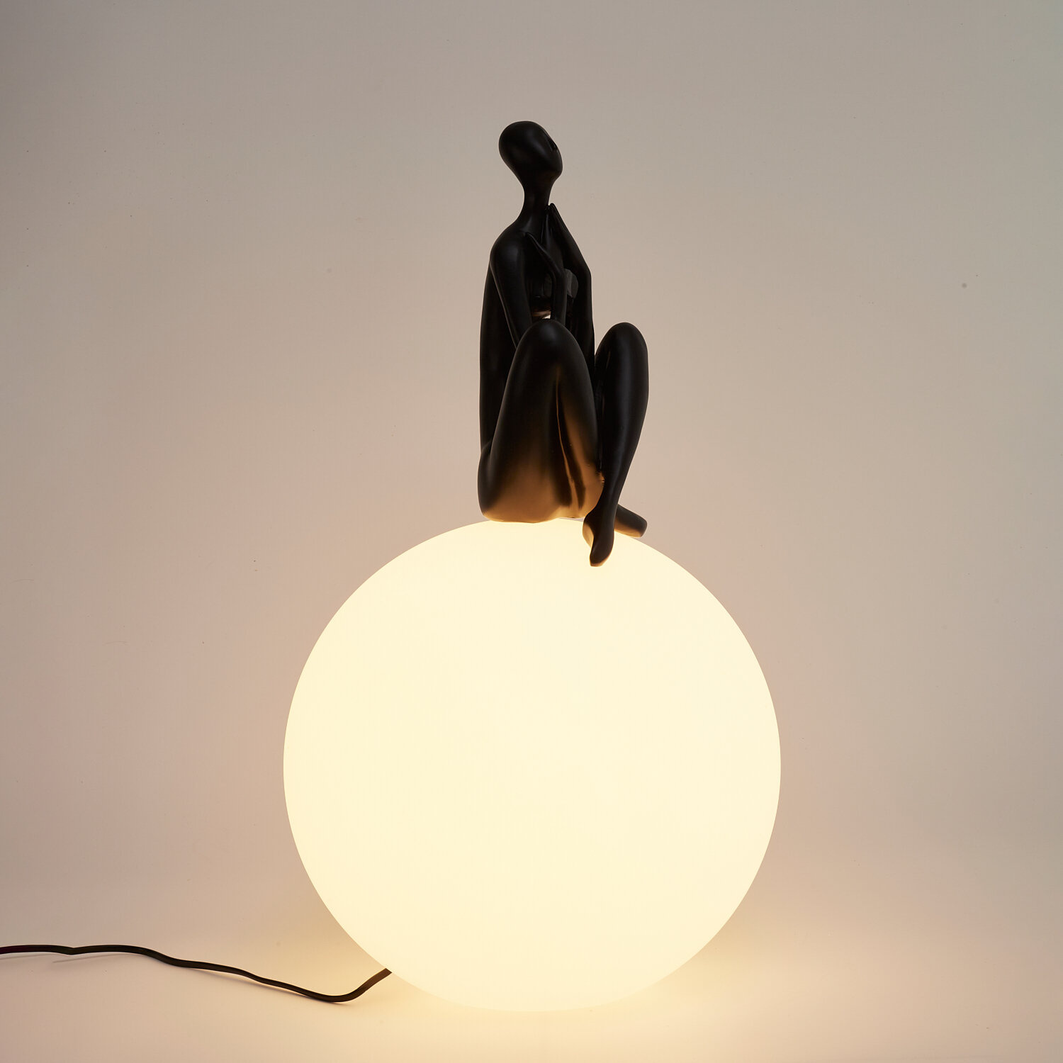 Lampa stołowa WOMAN-3 czarna nowoczesna do salonu i sypialni Step into Design 35 cm