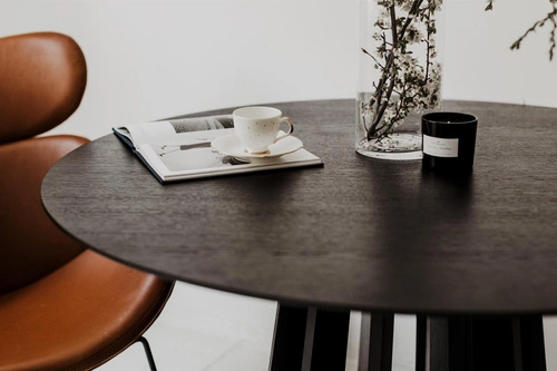 Stół okrągły do jadalni Tavle 145 cm czarny nowoczesny na jednej nodze dąb NORDIFRA