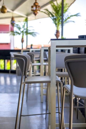 Hoker z oparciem Lisa 75 cm szary nowoczesny metalowy sztaplowany do kuchni i wyspy SCAB Design