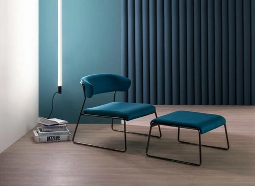 Fotel kubełkowy Lisa Lounge aksamitny czerwony na płozach nowoczesny do salonu SCAB Design