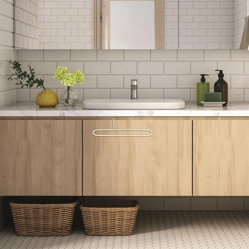 Nowoczesny biały wieszak na ręczniki kuchenne do zawieszenia na drzwi Intesi metalowy