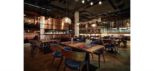 Krzesło tapicerowane Fameg Cosy do jadalni i salonu z podłokietnikami personalizowane drewno