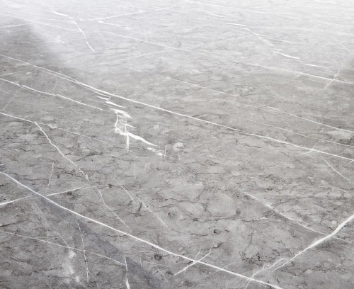 Stół okrągły do jadalni Misto 140 cm szary marmur nowoczesny na czarnych nogach Intesi