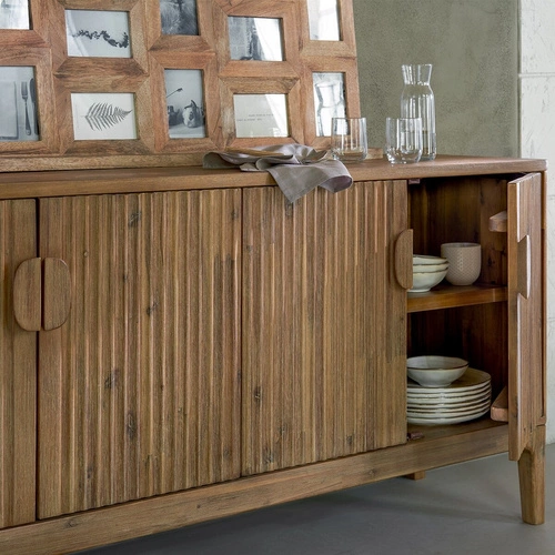 Komoda drewniana Sabor 160 cm z frezowanymi frontami na nóżkach do salonu Atmosphera