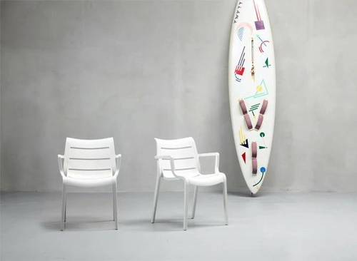 Krzesło ogrodowe Sunset SCAB beżowe z tworzywa sztaplowane z podłokietnikami łatwe czyszczenie