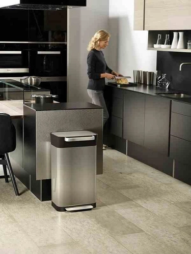 Kosz na śmieci do kuchni Joseph Joseph stalowy 30l z systemem zgniatania i filtrem