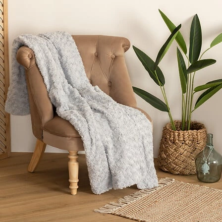 Narzuta futrzana Bouclé Atmosphera jasnoszara na łóżko do sypialni 120x160 cm