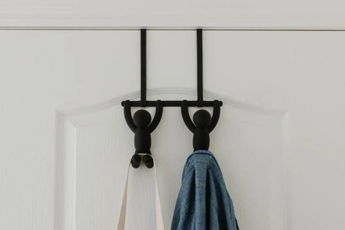 Wieszak na drzwi Buddy czarny Umbra nowoczesny wieszak do przedpokoju z matowym wykończeniem