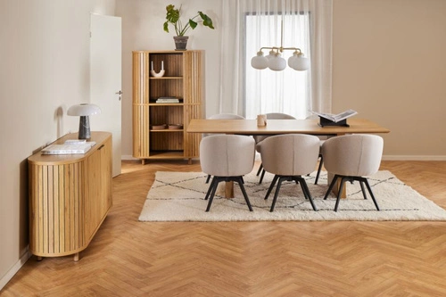 Krzesło tapicerowane Darlene Actona beżowe obrotowe nowoczesne do jadalni i salonu